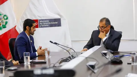 Un momento del encuentro entre el embajador de Emiratos y el ministro de Economía de Perú. (Twitter)