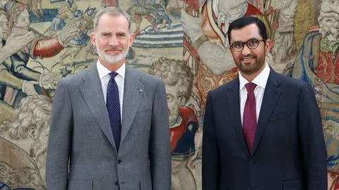El rey de España junto al ministro de Industria de Emiratos. (Casa Real)