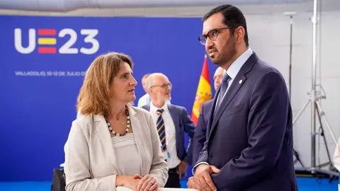 La vicepresidenta tercera y ministra para la Transición Ecológica de España, Teresa Ribera, junto a Sultán Al Jaber, presidente de la COP28. (WAM)