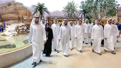 En el centro de la imagen, el gobernante de Dubai durante el recorrido por Sea World Yas Island. (WAM)