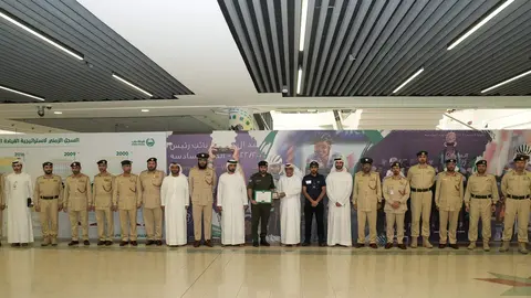En el centro de la imagen el bombero homenajeado. (Policía de Dubai)