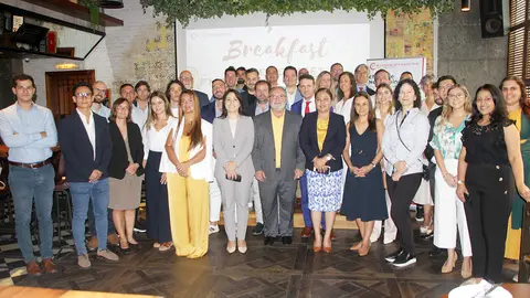 Asistentes al desayuno de julio celebrado por el SBC en  Dubai. (EL CORREO)