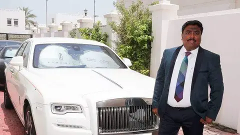 Vignesh Vijayakumar con uno de sus coches de lujo. (Fuente externa)