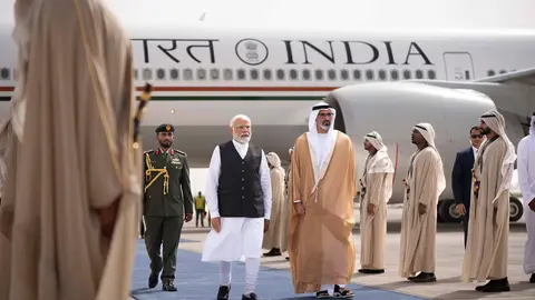 El primer ministro indio en el aeropuerto de Abu Dhabi. (WAM)