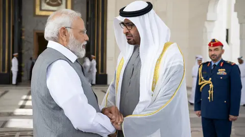 Modi y el presidente de EAU este sábado en Abu Dhabi. (WAM)