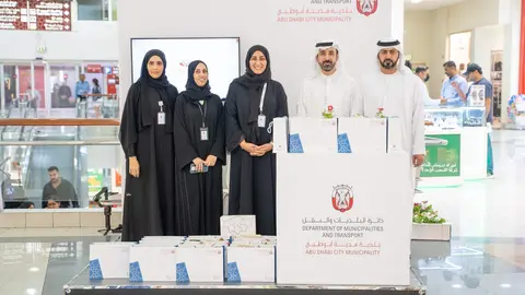 Representantes de Tawasul en Al Whada Mall. (WAM)