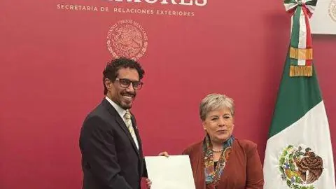 El embajador de EAU en México entrega la invitación a Alicia Bárcena. (WAM)