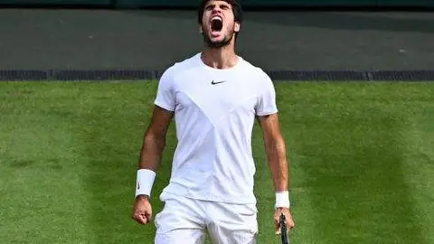 El tenista Carlos Alcaraz tras ganar en Wimbledon. (Twitter)