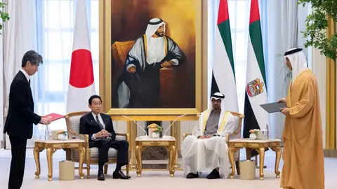 Un momento de la reunión entre el presidente de Emiratos y el primer ministro de Japón. (WAM)