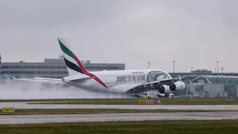 Una captura de pantalla del despegue del A380 de Emirates. (Topfelya)