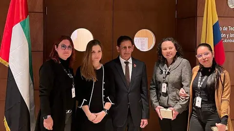 El embajador de EAU en Colombia junto al equipo de MinTIC. (Facebook)