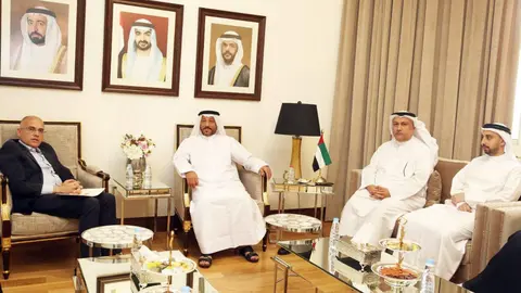 El embajador de Costa Rica en EAU junto a representantes de la Cámara de Comercio de Sharjah. (WAM)