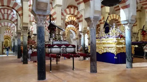 Exposición de cofradías en el interior de la Mezquita de Córdoba. Año 2019