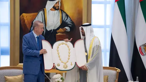 El jeque Mohamed entrega la Oden de Zayed a Erdogan. (WAM)
