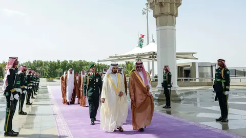 El gobernante de Dubai llega al aeropuerto de Jeddah. (WAM)