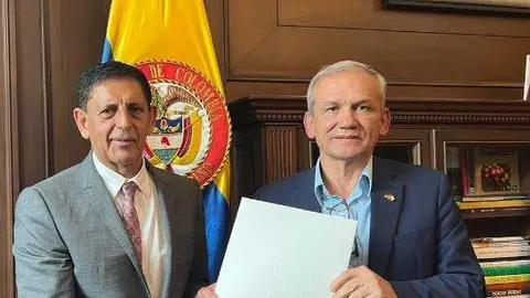 El embajador de EAU en Colombia entrega la carta al director del Departamento Administrativo de la Presidencia de Colombia. (WAM)