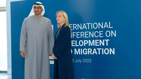 El presidente de Emiratos Árabes junto a la primera ministra de Italia, Giorgia Meloni, en Roma. (WAM)
