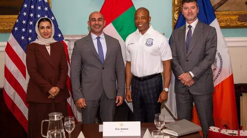El alcalde de Nueva york junto a la delegación de Emiratos. (WAM)