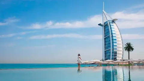 Una imagen del Burj Al Arab en la costa de Dubai. (Cedida)