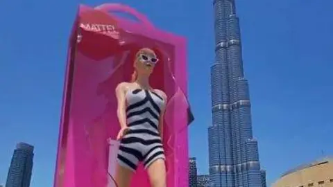 Barbie en el anuncio en Dubai. (Twitter)