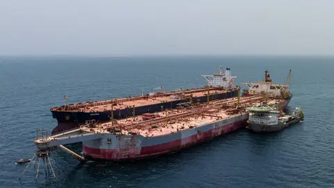 A modo ilustrativo, el petrolero Safer en la costa del Mar Rojo. (Twitter)