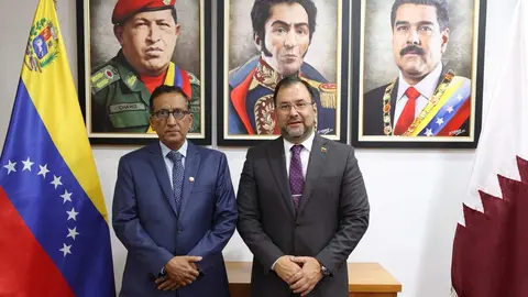 El ministro venezolano junto al embajador de Qatar en Caracas. (Twitter)