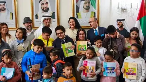 El embajador de EAU en México junto a un grupo de niños mexicanos. (Twitter)
