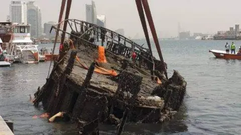 Uno de los barcos hundidos. (Dubai Municipality)