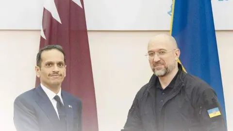 El ministro de Exteriores de Qatar durante su visita a Ucrania. (Twitter)