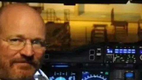 una imagen de Twitter del piloto fallecido.