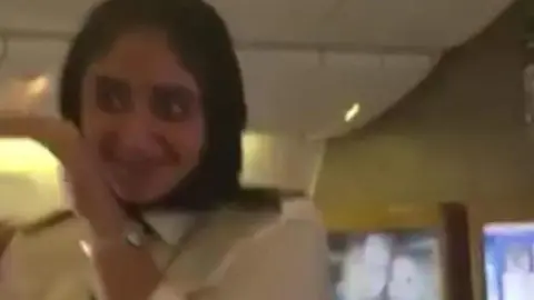 La princesa de Dubai durante su primer vuelo con Emirates de piloto. (Instagram)