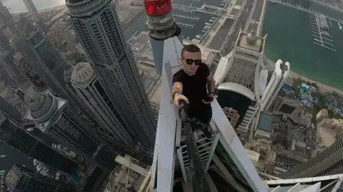 Un influencer francés en lo alto de un edificio. (Instagram)