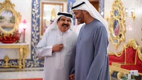 A la izquierda el rey de Bahréin junto al presidente de EAU en Abu Dhabi. (WAM)