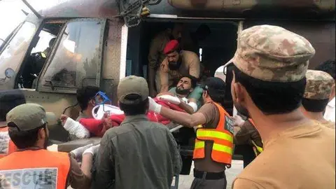 Evacuación de uno de los heridos en el atentado en Pakistán. (Twitter)