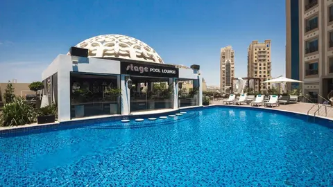 Imagen del bar de la piscina del Barceló Al Jaddaf en Dubai. (Cedida)