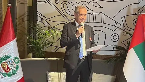 Marco Antonio Santiváñez, cónsul general del Perú en Dubai, durante su intervención. (EL CORREO)