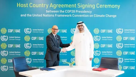 Un momento de la firma entre el presidente de la COP28 y el secretario ejecutivo de la CMNUCC. (WAM)