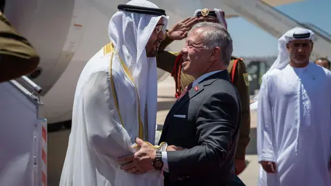 El presidente de EAU es recibido en el aeropuerto por el rey de Jordania. (Twitter)