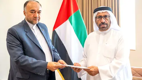 El ministro de Estado emiratí recibe la invitación del embajador iraní para visitar Irán. (WAM)