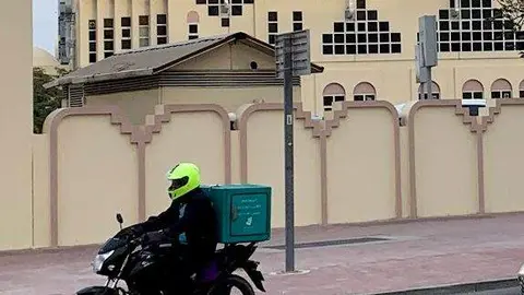 Una repartidor en moto en Dubai a modo ilustrativo. (EL CORREO)