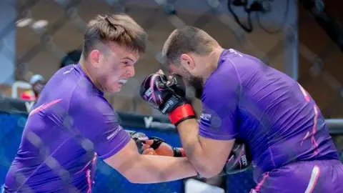 El deportista emiratí a la izquierda de la imagen durante una pelea. (WAM)