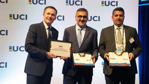 Un momento del acuerdo firmado por la UCI. (WAM)