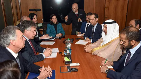 Representantes de Uruguay junto a la delegación saudí. (Twitter)