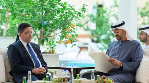 El presidente de EAU lee el mensaje del rey de Marruecos. (WAM)