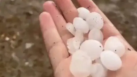 Granizo recogido este jueves en Emiratos Árabes. (Fuente externa)