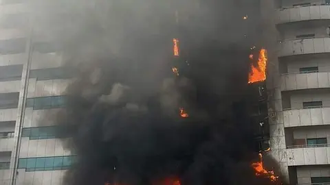 Las llamas afectaron la fachada del edificio. (Twitter)