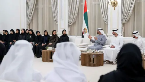 El presidente junto a los jóvenes emiratíes. (WAM)