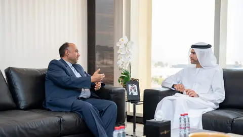 El embajador de Irán en EAU y el ministro emiratí de Asuntos Financieros. (WAM)