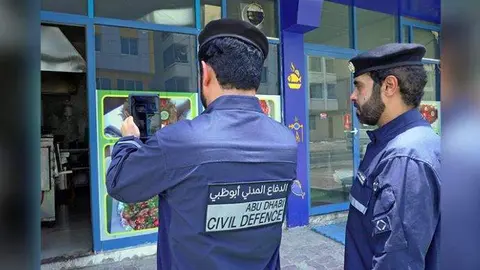 Miembros de Defensa Civil Abu Dhabi. (WAM)