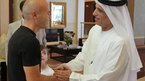 El gobernante de Ras Al Khaimah junto al futbolista español Iniesta. (WAM)